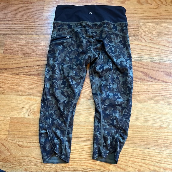 Lululemon camo print crop leggings size 2 - Picture 2 of 3